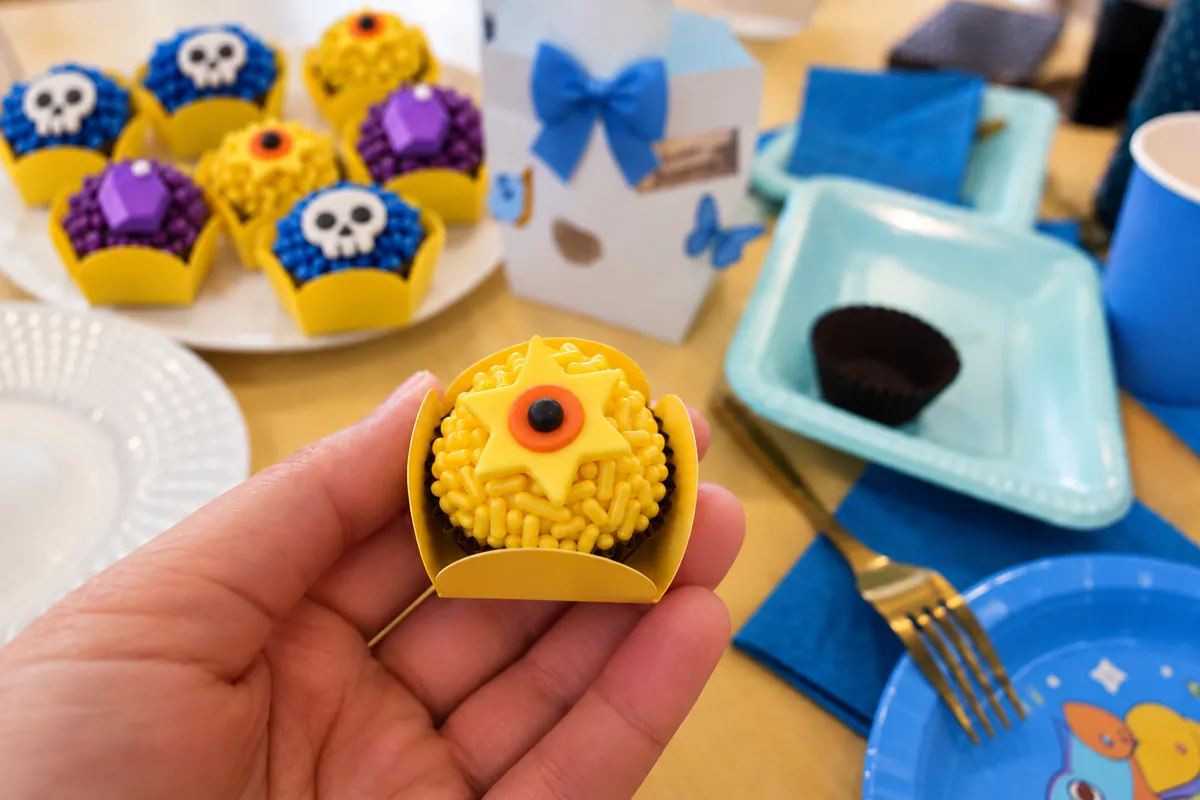 Dulce temático amarillo preparado para una fiesta infantil